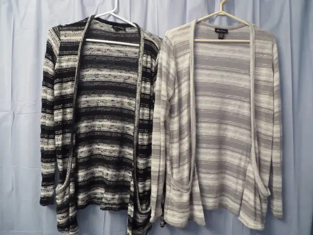2 VESTES COMME NEUVE GRISE/BLANCHE ET NOIRE/BLANCHE