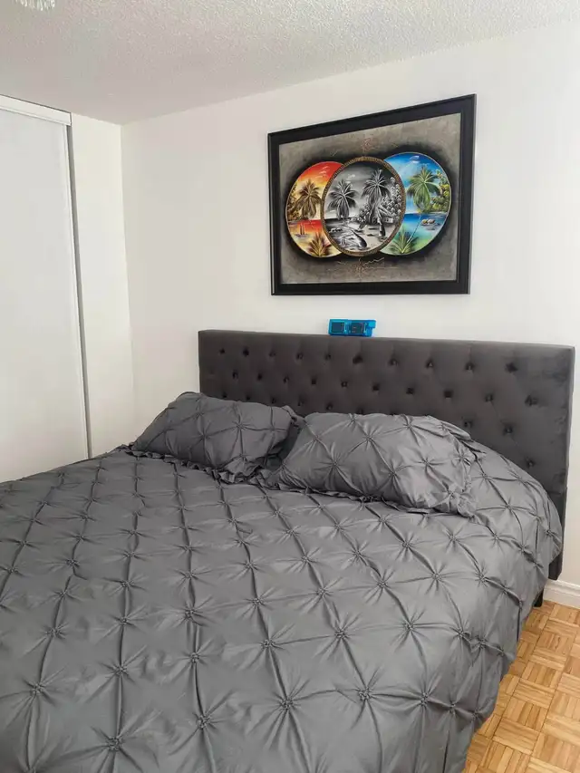 SLEEP COUNTRY king size bed$250 647-761-9155