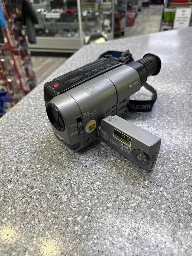 Sony CCD-TRV21 HI8 Camcorder With Charger