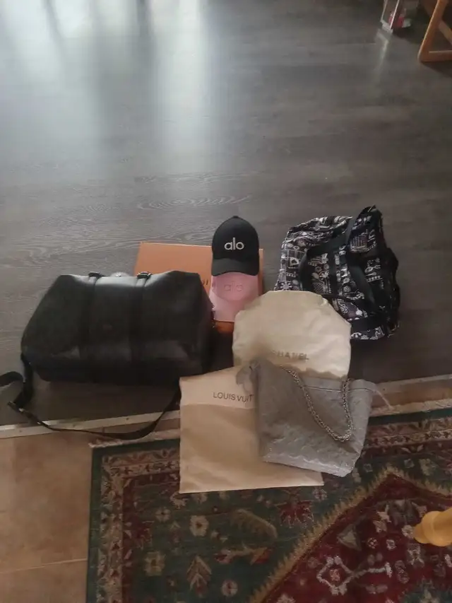 purses. carry bags and hats