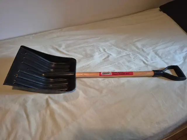 Petite pelle pour voiture