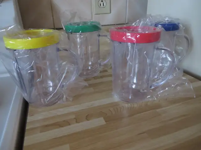 4 VERRES/TASSES MAGIC BULLET (VRAI MARQUE) AVEC ANNEAUX NEUF