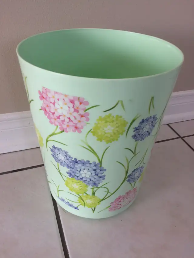 BEAU VASE NEUF DÉCO VERT À FLEURS, 10'HAUT PLASTIQUE: $5.00