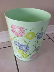 BEAU VASE NEUF DÉCO VERT À FLEURS, 10'HAUT PLASTIQUE: $5.00