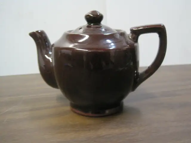 PETITE THEIERE EN POTERIE NEUVE