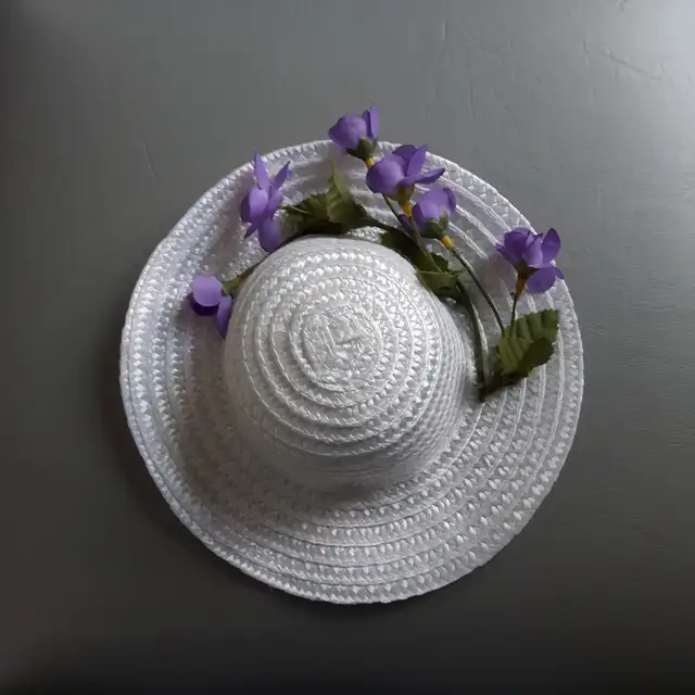 CHAPEAU NEUF BLANC À 6FLEURS MAUVES 14'TOUR TETE FILLETTE: $5.00