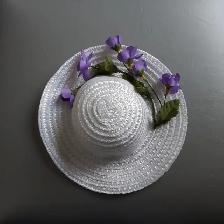 CHAPEAU NEUF BLANC À 6FLEURS MAUVES 14'TOUR TETE FILLETTE: $5.00