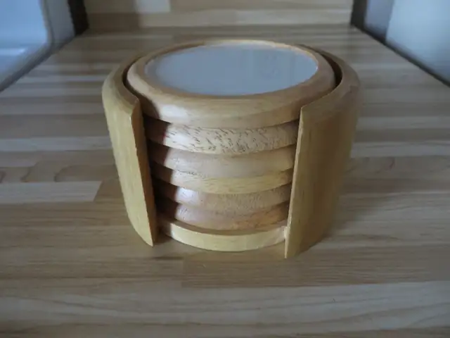 6 SOUS-VERRES DANS UN BOITIER EN BOIS NATUREL TB ETAT COMME NEUF