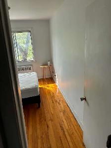 Fully Furnished Room   Hydro   Internet - Photo 4