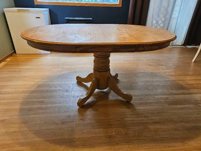 Classic Farmhouse Round Kitchen Table with Leaf