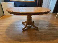 Classic Farmhouse Round Kitchen Table with Leaf