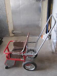 CARROSSE ANCIEN TRES SOLIDE PEU UTILISE COMME NEUF 4 SAISONS
