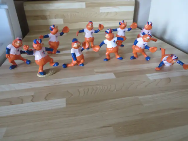 10 FIGURINES YOUPPI INSINGNE EXPO ANNEE 85-86 TB ETAT