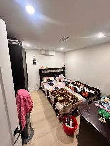 private room in three bedroom basement - Photo 2