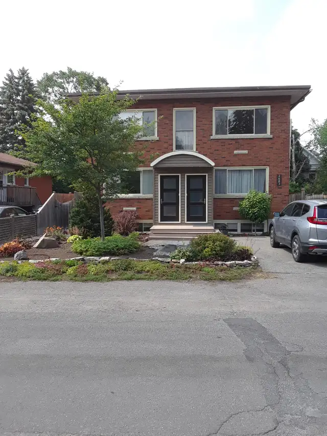November 1 - Top of Duplex 2BD Office, NO Pets/NO Smoking