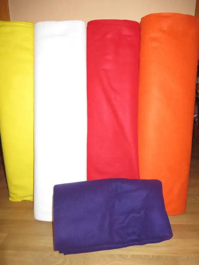 TISSU/MATERIEL EN FEUTRE 4 COULEURS DIFF