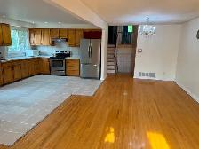 3 Bedrooms house near Square one & Cooksville Go in Mississauga - Photo 2