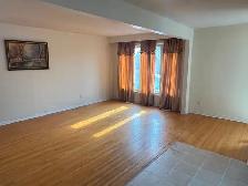 3 Bedrooms house near Square one & Cooksville Go in Mississauga - Photo 4