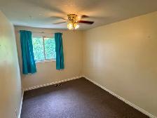 3 Bedrooms house near Square one & Cooksville Go in Mississauga - Photo 9