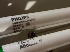 Two Philips Fluorescent Four Foot Shop Lights - Photo 3