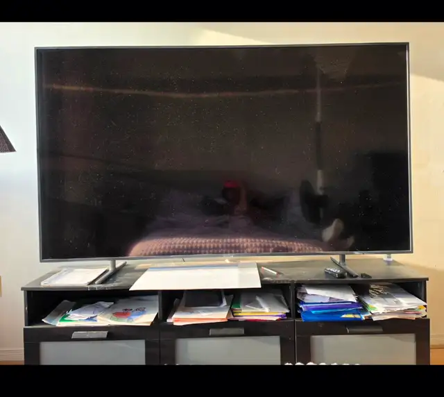 BARGAIN SAMSUNG 82 INCH TV WITH STAND WITH DRAWERS