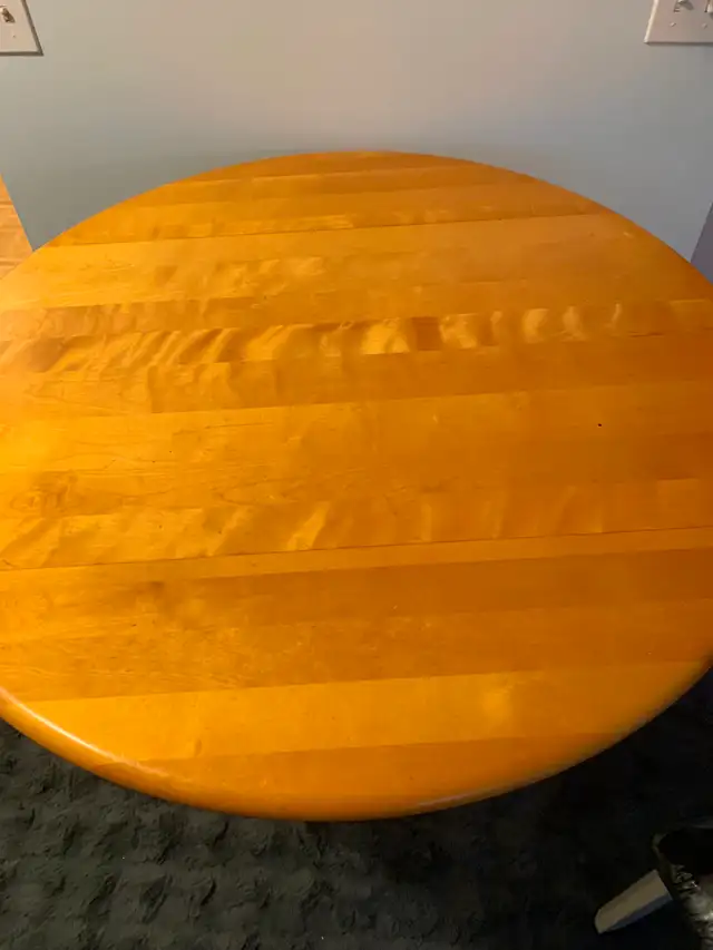 Table de cuisine avec 2 chaises