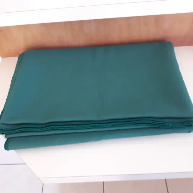 BELLE GRANDE NAPPE NEUVE VERTE 5x7 PIEDS 100% POLYESTER: $20.00