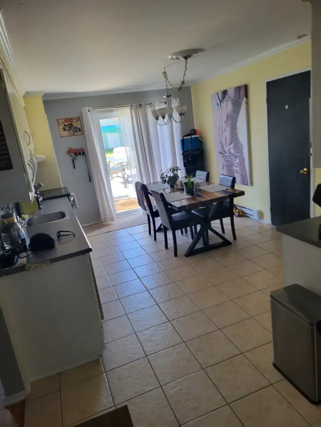 Beau grand 41/2 très propre