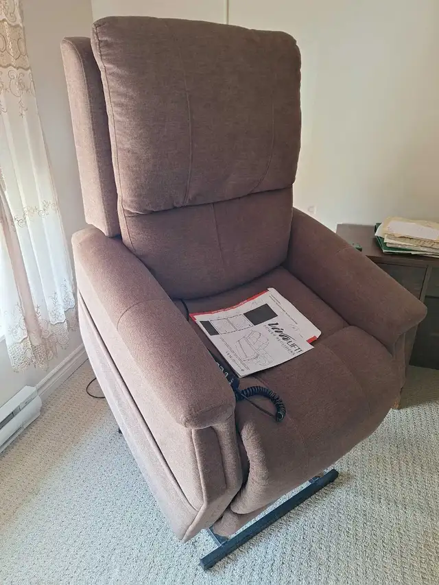 mobility lift chair/power recliner like new condition