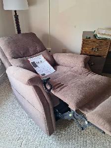 mobility lift chair/power recliner like new condition - Photo 4