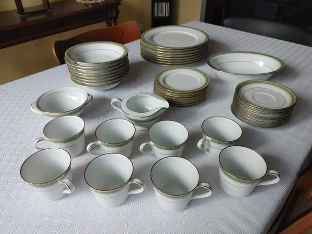Set de vaisselle ' NORITAKE ' ( 8 couverts ) Japon