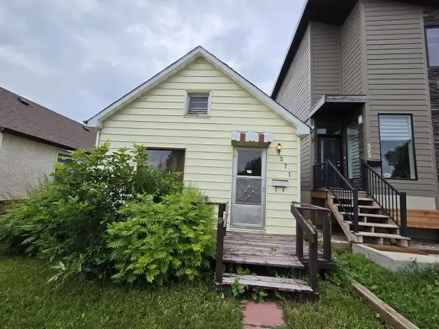 Charming 2-Bedroom Main-Floor Home in Elmwood