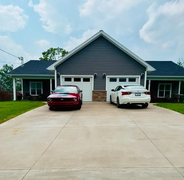 SINGLE LEVEL LIVING - 2 BEDROOM 2 BATH DUPLEX STELLARTON