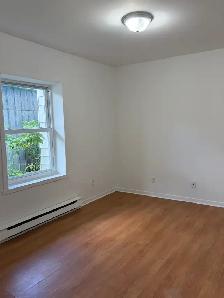 Très beau grand 3 1/2 Montmorency LIBRE, frais peint ! - Photo 10