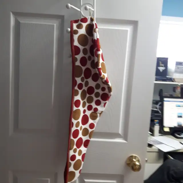BELLE SERVIETTE NEUVE DE 30'LONG POUR SÈCHER LES CHEVEUX: $10.00