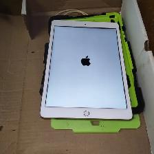 Ipad older gen (parts only)works good condition - Photo 4