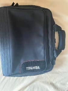 Toshiba Laptop Bag, multiple compartments, like new / tout neuf