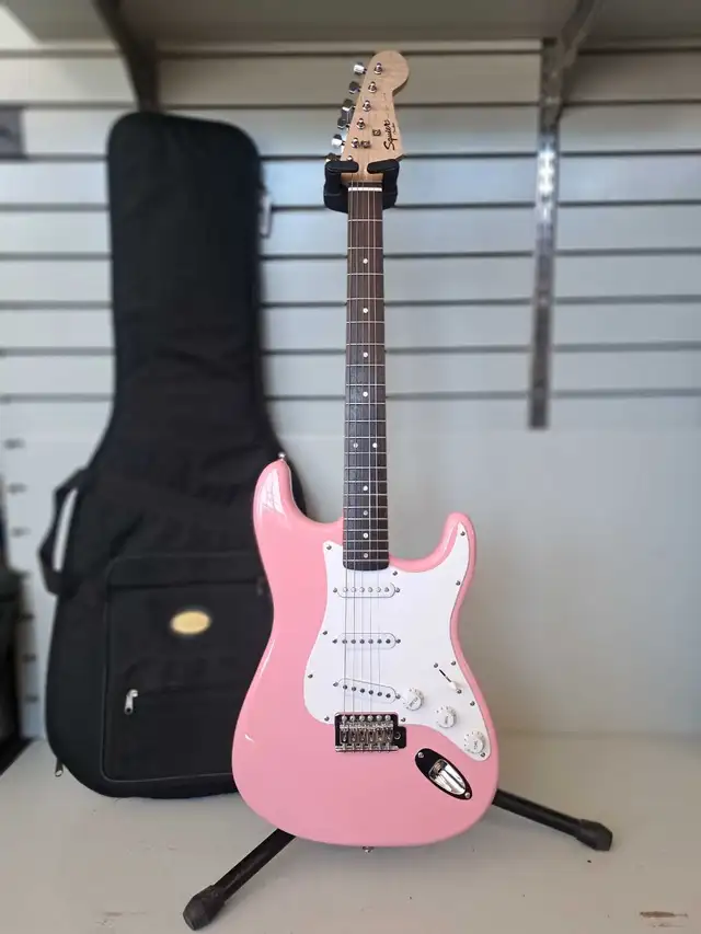 Squier bullet strat w/bag (33082689)