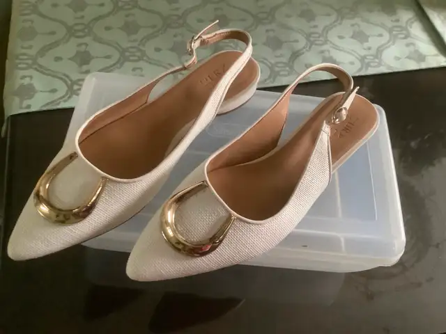 FOR SALE:  NATURALIZER   WOMEN’S LOW KITTEN HEEL SLINGBACK WHITE