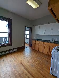 333 Main St #4 - 3BR North, Top Floor, Spacious, Deck, W/D - Photo 5