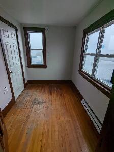 333 Main St #4 - 3BR North, Top Floor, Spacious, Deck, W/D - Photo 7