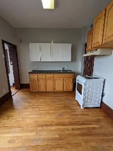 333 Main St #4 - 3BR North, Top Floor, Spacious, Deck, W/D - Photo 9