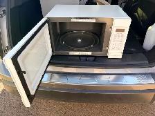 LG microwave in great condition for sale for $60 - Photo 2