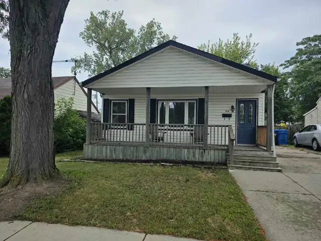 FANTASTIC PRISTINE CLEAN 2 BED 1 BATH NEAR THE U!
