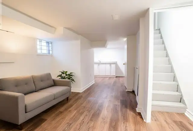 Upper Beaches 1 Bed Basement Suite - Private Entrance