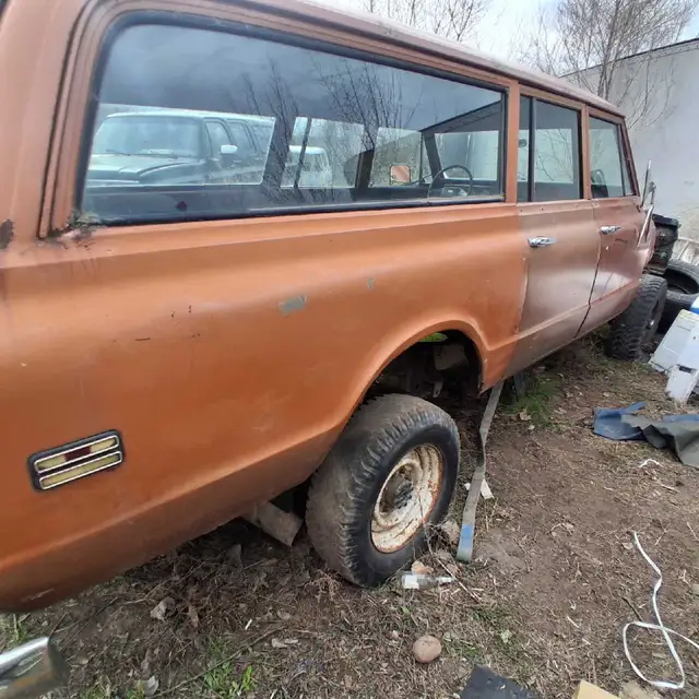 1972 Chevrolet Suburban 4x4 complete