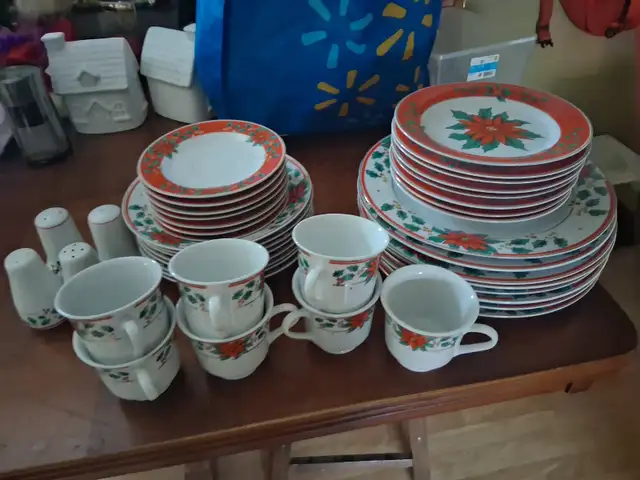 Vintage royal heritage collection christmas dinnerware china