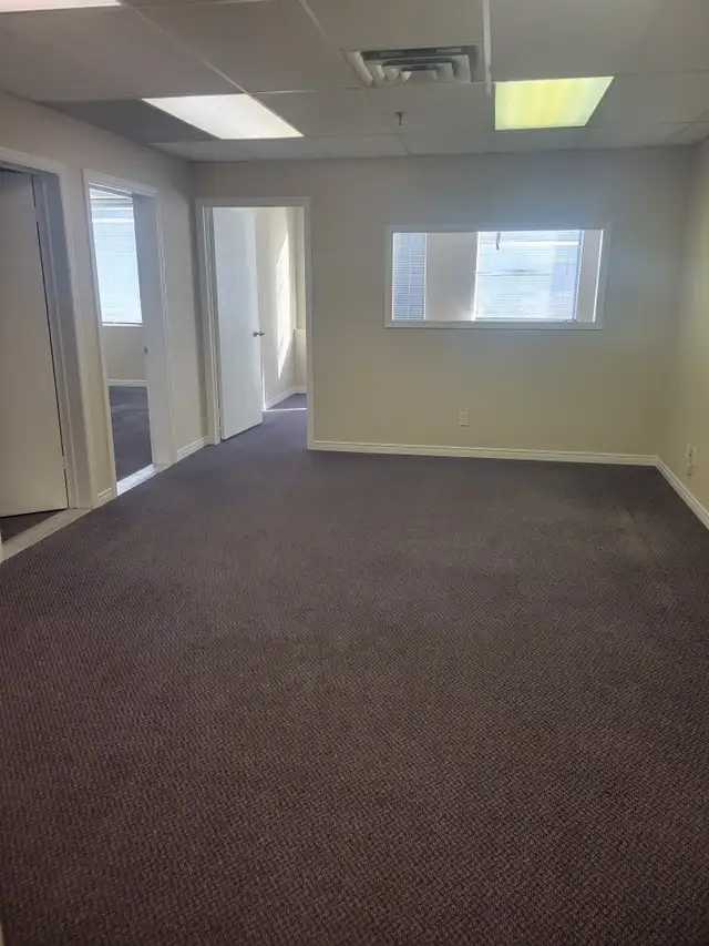 3000 SF SPACE IN DESIRABLE LINDSAY LOCAL JUST $10/sf NET