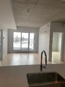 LUXUEUX CONDO 4 1/2 GARAGE LIBRE 1ER SEPTEMBRE - Photo 5
