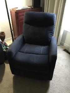 rocker recliner in great shape - Photo 2
